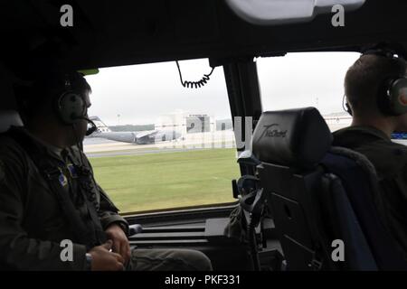 Us Air Force Maj. Rick Wright ein Pilotprojekt mit der 156 Airlift Squadron der 145 Airlift Wing, Uhren aus dem Fenster eines C-17 Globemaster III. als es löst zum ersten C-17-Mission aus der Charlotte Air National Guard zu Papst Army Airfield, während auf der North Carolina Air National Guard Base, Charlotte Douglas International Airport, 1. August 2018. Die Mission Papst Feld ist das Erste, was zu hoffen, zu viele, bis Oktober die 145 Airlift Wing Pläne werden die Airdrop Missionen mit wöchentlichen Flüge nach Papst Feld, Soldaten und Cargo für regelmäßige Airborne op Stockfoto