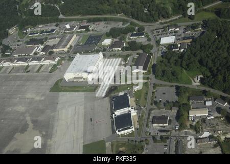 Die wichtigsten Hangar von Papst Army Airfield wird aus dem Cockpit eines Nord-Carolina Air National Guard (NCANG) C-17 Globemaster III, dessen Schatten gesehen Kreuzung Gemeinkosten werden kann, während der ersten NCANG C-17 Mission Papst Army Airfield gesehen, während in den Himmel über Fayetteville North Carolina, 1. August 2018. Die Mission Papst Feld ist das Erste, was zu hoffen, zu viele, bis Oktober die 145 Airlift Wing Pläne werden die Airdrop Missionen mit wöchentlichen Flüge nach Papst Feld, Soldaten und Cargo für regelmäßige Airborne operations. Stockfoto