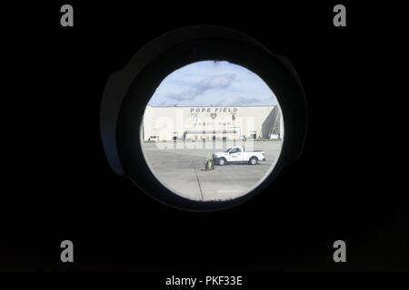 Der Blick des Papstes Army Airfield Hangar als aus dem Fenster einer Nord-carolina Air National Guard C-17 Globemaster III Flugzeuge während der ersten NCANG C-17 Mission Papst Army Airfield gesehen, während bei Papst Army Airfield, Fayetteville North Carolina, 1. August 2018. Die Mission Papst Feld ist das Erste, was zu hoffen, zu viele, bis Oktober die 145 Airlift Wing Pläne werden die Airdrop Missionen mit wöchentlichen Flüge nach Papst Feld, Soldaten und Cargo für regelmäßige Airborne operations. Stockfoto