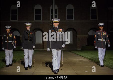 Marines mit dem Marine Barracks Washington D.C. Parade marschiert Personal märz hinunter, die Sie während einem Freitag Abend Parade in der Kaserne, August 3, 2018 laufen. Die Gäste der Ehre für die Parade waren Frau Ryan Manion, Präsident, Travis Manion Foundation und US Marine Corps Colonel Tom Manion, Rentner, Chairman Emeritus, Travis Manion Stiftung. Das hosting wurde Generalleutnant Michael G. Dana, Direktor, Marine Corps Personal. Stockfoto