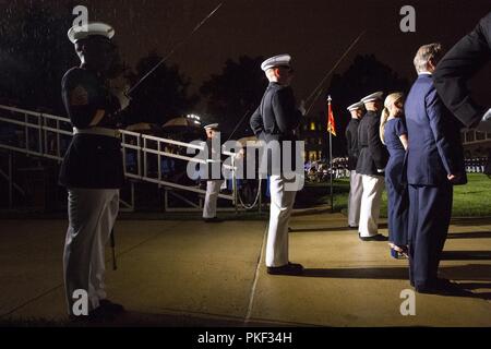 Marines mit dem Marine Barracks Washington D.C. Parade marschiert Personal " zurück Schwert" während eines Freitag abends Parade in der Kaserne, Aug 3, 2018 ausführen. Die Gäste der Ehre für die Parade waren Frau Ryan Manion, Präsident, Travis Manion Foundation und US Marine Corps Colonel Tom Manion, Rentner, Chairman Emeritus, Travis Manion Stiftung. Das hosting wurde Generalleutnant Michael G. Dana, Direktor, Marine Corps Personal. Stockfoto