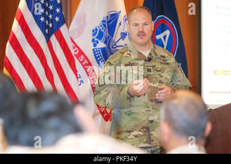 Kapitän Josh Wickler, Space Operations Officer, 65th Field Artillery Brigade, erzieht Partner Nationen auf der US-Armee Raumfahrt, Satellitenkommunikation, Geographische Informationssysteme Produkte und das Global Positioning System, und wie diese Maßnahmen unterstützt Field Artillery Operationen auf regionaler Artillerie Symposium in Nashville, Tenn., Nov. 6, 2018. Die 65. FAB ist Teil der Utah Army National Guard und dient als force Field Artillery Hauptquartier für die Task Force Spartan, der in der US-Armee zentralen Bereich der Operationen arbeitet, die Partnerschaft und die Zusammenarbeit mit regionalen Militärs zu verbessern, Stockfoto