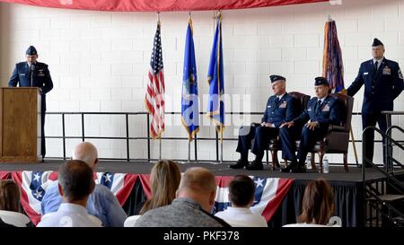 Us Air Force Piloten, Zivilisten und Familien ihre Köpfe Bug während der anrufung an der 317 Airlift Wing Annahme-von-Befehl Zeremonie an Dyess Air Force Base, Texas, Aug 3, 2018. Oberst Jeffrey Menasco, 317 AW Commander, das Kommando nach der Ankunft in Dyess von der Air Base Ramstein, Deutschland. Stockfoto