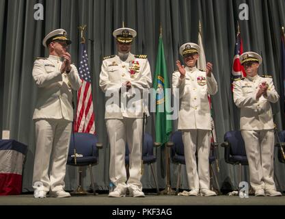 KEYPORT, Washington (Aug. 06, 2018) Kapitän Gerald Miranda, Zentrum, aus San Diego, Kalifornien, erhält Beifall nach dem Ende der Tour Auszeichnung während der Änderung des Befehls Zeremonie für das Gold Crew der geführten - Raketen-U-Boots USS Ohio (SSGN 726). Während der Zeremonie, an der Keyport Undersea Museum statt, Miranda über Befehl zum Kapitän William Johnson, von Chicago, Illinois. Stockfoto