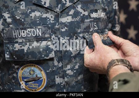 NEWPORT NEWS, Virginia (Aug 2, 2018) Yeoman 2. Klasse Sebastian Hudson, aus Raleigh, North Carolina, zu USS Gerald R. Ford's (CVN 78) Abteilung Verwaltung zugewiesen wird, erhält er den Soldaten Air Warfare Spezialist Stift von Kapitän Richard McCormack, Ford's kommandierenden Offizier, in der In-port Kabine. Stockfoto