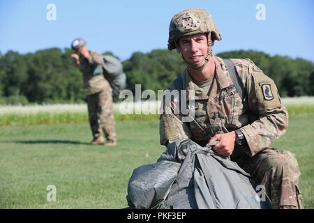 Zwei US-Armee Fallschirmjäger pack Ihre MC-6 Fallschirme nach Abschluss eines in die Luft springen Sie auf Schloss Drop Zone bei Leapfest 2018 West Kingston, RI., 5. August 2018. Leapfest ist der größte und am längsten bestehende, internationale statische Linie Fallschirm Training und Wettbewerb veranstaltet vom 56. Truppe den Befehl, Rhode-Island Army National Guard hohe technische Ausbildung zu fördern und Korpsgeist innerhalb der internationalen Gemeinschaft in der Luft. Stockfoto