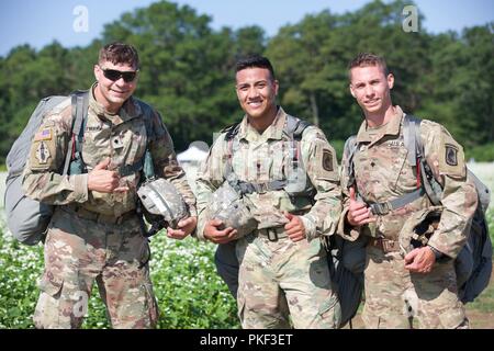 Eine Gruppe von US-Armee Fallschirmjäger posieren für ein Foto auf Schloss Drop Zone nach einem Sprung in der Luft während Leapfest 2018 West Kingston, RI., 5. August 2018. Leapfest ist der größte und am längsten bestehende, internationale statische Linie Fallschirm Training und Wettbewerb veranstaltet vom 56. Truppe den Befehl, Rhode-Island Army National Guard hohe technische Ausbildung zu fördern und Korpsgeist innerhalb der internationalen Gemeinschaft in der Luft. Stockfoto