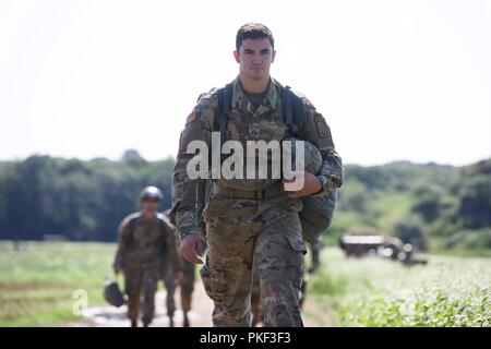 Eine Gruppe von US-Armee Fallschirmjäger trägt ihre MC-6 Fallschirme aus der Burg Drop Zone nach einem Sprung in der Luft während Leapfest 2018 West Kingston, RI., 5. August 2018. Leapfest ist der größte und am längsten bestehende, internationale statische Linie Fallschirm Training und Wettbewerb veranstaltet vom 56. Truppe den Befehl, Rhode-Island Army National Guard hohe technische Ausbildung zu fördern und Korpsgeist innerhalb der internationalen Gemeinschaft in der Luft. Stockfoto