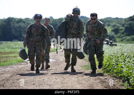 Eine Gruppe von US-Armee Fallschirmjäger trägt ihre MC-6 Fallschirme aus der Burg Drop Zone nach einem Sprung in der Luft während Leapfest 2018 West Kingston, RI., 5. August 2018. Leapfest ist der größte und am längsten bestehende, internationale statische Linie Fallschirm Training und Wettbewerb veranstaltet vom 56. Truppe den Befehl, Rhode-Island Army National Guard hohe technische Ausbildung zu fördern und Korpsgeist innerhalb der internationalen Gemeinschaft in der Luft. Stockfoto