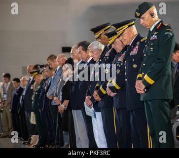 Stabschef der US-Armee General Mark A. Milley, General Vincent K. Brooks, Kommandierender General der Vereinten Nationen Befehl, kombinierten Kräfte Befehl und United States Forces Korea, USA Armee Generalleutnant Michael A. Rechnungen, und UNC stellvertretender Kommandeur, Generalleutnant Wayne D Eyre nehmen an der 65. Jahrestag der feierlichen Unterzeichnung des Waffenstillstands im Dongdaemun, Südkorea, 27. Juli 2018. Diese jährliche Veranstaltung ist jene, die überlebt haben, und diejenigen, die im koreanischen Krieg verloren waren, zu erinnern. Stockfoto