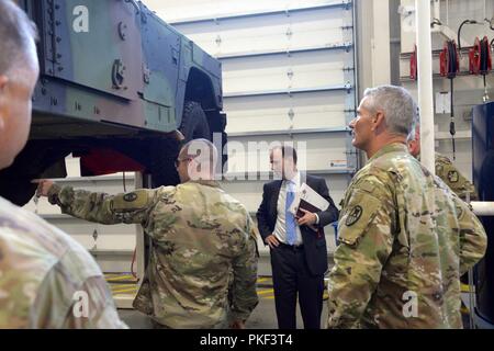 ASHEVILLE, NC - Herr Jordan Gillis, amtierender Stellvertretender Sekretär der Armee für Anlagen, Energie und Umwelt, besuche den N.C. Asheville National Guard Armory. Die FMS #1 Team gibt Herr Gillis ein Rundgang durch die Anlage, zeigte ihm alle Verbesserungen der Umwelt für das Werk gemacht. Stockfoto