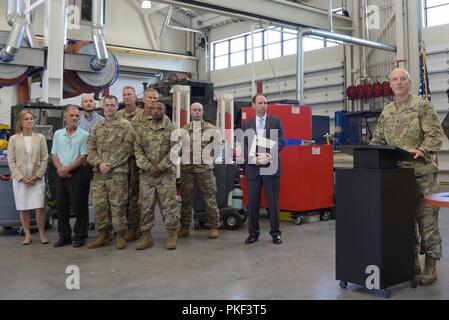 ASHEVILLE, NC-Generalmajor Greg Lusk, Adjutant General von den N.C. Der National Guard, drückt aus, wie stolz er ist der FMS #1 Team, der Sekretär der Armee Environmental Award am 3. August 2018 gewonnen hat. Der Sekretär der Armee Umweltpreise stellt die höchste Auszeichnung auf dem Gebiet der Umweltwissenschaften und Nachhaltigkeit durch die Armee vorgestellt. Stockfoto