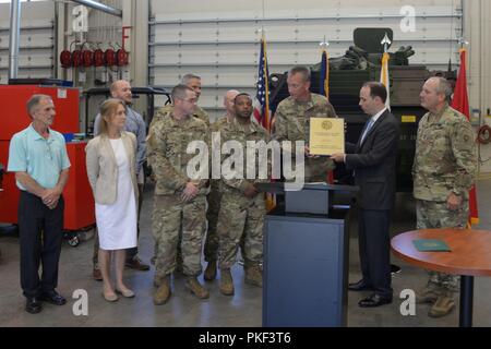 ASHEVILLE, NC - Herr Jordan Gillis, amtierender Stellvertretender Sekretär der Armee für Anlagen, Energie und Umwelt, stellt die FMS #1 Team mit dem Sekretär der Armee Environmental Award am 3. August 2018. Der Sekretär der Armee Umweltpreise stellt die höchste Auszeichnung auf dem Gebiet der Umweltwissenschaften und Nachhaltigkeit durch die Armee vorgestellt. Stockfoto