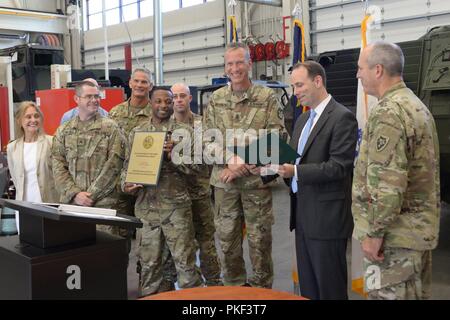 ASHEVILLE, NC - Herr Jordan Gillis, amtierender Stellvertretender Sekretär der Armee für Anlagen, Energie und Umwelt, stellt die FMS #1 Team mit dem Sekretär der Armee Environmental Award am 3. August 2018. Der Sekretär der Armee Umweltpreise stellt die höchste Auszeichnung auf dem Gebiet der Umweltwissenschaften und Nachhaltigkeit durch die Armee vorgestellt. Stockfoto