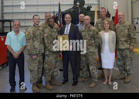 ASHEVILLE, NC - Herr Jordan Gillis, amtierender Stellvertretender Sekretär der Armee für Anlagen, Energie und Umwelt, stellt die FMS #1 Team mit dem Sekretär der Armee Environmental Award am 3. August 2018. Der Sekretär der Armee Umweltpreise stellt die höchste Auszeichnung auf dem Gebiet der Umweltwissenschaften und Nachhaltigkeit durch die Armee vorgestellt. Stockfoto