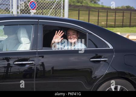 CAMP FOSTER, GINOWAN, Okinawa, Japan - Atsushi Sakima ist das Erste das neue Tor nach einem Tor Eröffnungsfeier Aug 7 auf Lager Foster, Okinawa, Japan. Sakima winkte von seinem Auto, als er links Camp Foster. Sakima ist der Bürgermeister von Ginowan City. Stockfoto