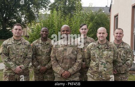 Mitglieder aus der 678th ADA BDE, South Carolina National Guard, erfolgreich abgeschlossen Die Sicherheit plus Kurs, Ansbach, Deutschland, 27. Juli 2018. Im Bild von links nach rechts, Sgt. Cliff Harley, 2 Lt. Kareem Verkäufer, Sgt. Thomas Allen, SPC. Michael Authur, Maj. Dennis Freeman, Staff Sgt. Kasey Beymer, CW 3 James Suber (nicht abgebildet). Stockfoto