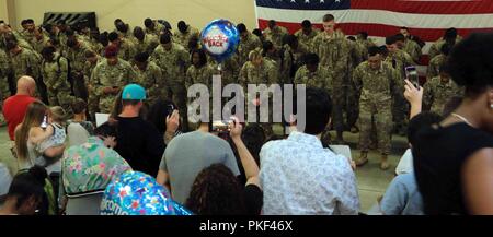 Damit sich die Fallschirmjäger der 249th Composite Supply Company, 189th bekämpfen Sustainment Support Battalion nehmen Sie sich einen Augenblick Zeit, nach einem sicheren Rückkehr nach einer neunmonatigen Einsatz in Bereichen des Irak, Kuwait und Syrien zu beten. Stockfoto