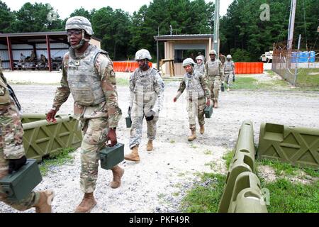 U.S. Army Reserve Troop Liste Einheit Soldaten fahren auf ihre Entlassung Positionen mit einem M249 Light Machine Gun während Task Force Ultimate, Betrieb Cold Steel II zu qualifizieren, bewirtet durch die US-Armee die zivilen Angelegenheiten und psychologische Operation Command (Airborne) am Joint Base Mc Guire-Dix - Lakehurst, New Jersey, 30. Juli 2018. Betrieb Cold Steel ist der US-Armee finden Crew - Serviert Waffen Qualifizierung und Validierung Übung, um zu gewährleisten, dass America's Army Reserve Einheiten und Soldaten ausgebildet sind und bereit, kurzfristig zu implementieren und zu bringen Bekämpfung bereit und tödlichen Feuerkraft zur Unterstützung der Armee und unserer gemeinsamen Stockfoto