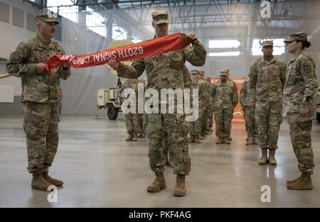 Oberstleutnant James Bowen, 771St Truppe Befehl Bataillonskommandeur, hält die 620th Signal Firma guidon, während der Befehl Sgt. Maj. Earl Layton fällen die Farben Aug 5, 2018 während einer Farbe Gehäuse Zeremonie am Hershel "Woody" Williams Streitkräfte finden Zentrum in Fairmont, West Virginia statt. Die Farbe Gehäuse Zeremonie markierte Deaktivierung des Unternehmens nach neun Jahren der Bereitstellung verbesserter Warfighter Informationen Network-Tactical Funktionen zu den Missionen rund um den Staat und die Welt. Stockfoto