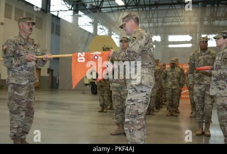 Oberstleutnant James Bowen, 771St Truppe Befehl Bataillonskommandeur, hält die 620th Signal Firma guidon, während der Befehl Sgt. Maj. Earl Layton fällen die Farben Aug 5, 2018 während einer Farbe Gehäuse Zeremonie am Hershel "Woody" Williams Streitkräfte finden Zentrum in Fairmont, West Virginia statt. Die Farbe Gehäuse Zeremonie markierte Deaktivierung des Unternehmens nach neun Jahren der Bereitstellung verbesserter Warfighter Informationen Network-Tactical Funktionen zu den Missionen rund um den Staat und die Welt. Stockfoto