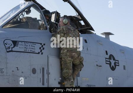 Brig. Gen. Michael J. Garshak, der Adjutant General von Idaho und Kommandeur des Idaho National Guard, spricht mit einem C-A-10 Thunderbolt II Pilot aus dem 190 Jagdgeschwader an gowen Field, Idaho, Aug 8, 2018. Garshak war das Lernen mehr über die A-10 und wie die Idaho Air National Guard nutzt es sowohl für Ausbildung und Einsätze. Stockfoto