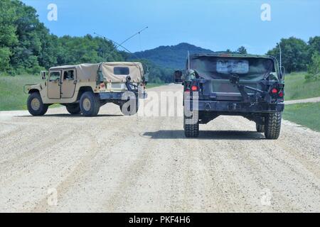 Soldaten am Fort McCoy für die Ausbildung in der 86th Division Combat Support Training Training (CSTX) 86-18-02 betreiben Humvees auf Süden Post am 1. August 2018, am Fort McCoy, Wis Die 86. Hält die Ausübung als Teil der US-Armee der kommandierende General Combat Support Training Programm. Tausende von Service Mitglieder mit der Armee sowie andere militärische Dienstleistungen und ausländische Streitkräfte sind Teil des multinationalen Übung, einschließlich Canadian Armed forces Mitglieder. CSTX 86-18-02 ist die zweite von zwei CSTXs vom 86th Managed am Fort McCoy im Jahr 2018 stattfinden. Stockfoto