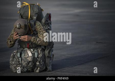 Senior Flieger Alex Carver, 824Th Base Defense Squadron fireteam Mitglied, zieht seinen Helm vor, um eine statische Zeile springen, 31. Juli 2018, bei Moody Air Force Base, Ga. Das 820Th Base Defense Group umfasst qualifizierte Flieger in der Luft ihre weltweit einsetzbaren Force Protection Fähigkeit zu stärken und sie erfordert, in regelmäßigen Abständen zu springen, ihre Qualifikation zu erhalten. Stockfoto