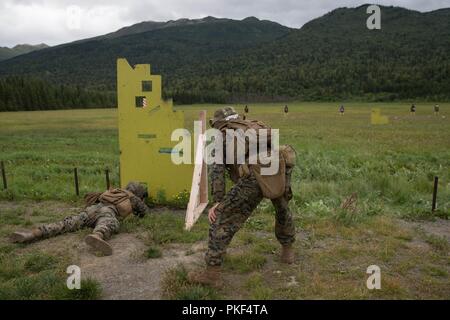 Marines mit Charlie Company, 1.Bataillon, 24 Marine Regiment, 25 Marine Regiment, konkurrieren in der 4. Marine Division jährliche Rifle Squad Wettbewerb, führen ein Brand während der Bekämpfung der Treffsicherheit Härtetest bei Joint Base Elmendorf-Richardson, Anchorage, Alaska, Aug 6, 2018. Super Squad Wettbewerbe wurden entwickelt, um eine 14-Mann Infanterie Squad in ein weites Feld und Live-fire Evolution zu bewerten. Stockfoto
