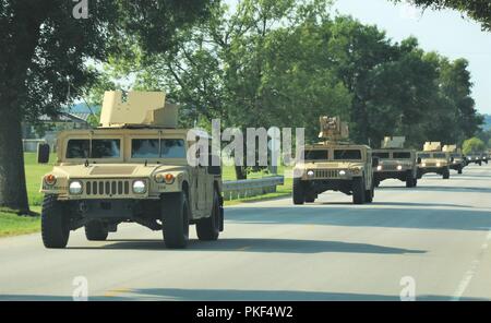 Soldaten am Fort McCoy für die Ausbildung in der 86th Division Combat Support Training Training (CSTX) 86-18-02 betreiben Humvees auf der Cantonment, Aug 3, 2018, am Fort McCoy, Wis. Die 86. der Übung hält als Teil der US-Armee der kommandierende General Combat Support Training Programm. Tausende von Service Mitglieder mit der Armee sowie andere militärische Dienstleistungen und ausländische Streitkräfte sind Teil des multinationalen Übung, einschließlich Canadian Armed forces Mitglieder. CSTX 86-18-02 ist die zweite von zwei CSTXs vom 86th Managed am Fort McCoy im Jahr 2018 stattfinden. Stockfoto