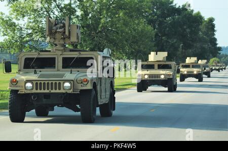 Soldaten am Fort McCoy für die Ausbildung in der 86th Division Combat Support Training Training (CSTX) 86-18-02 betreiben Humvees auf der Cantonment, Aug 3, 2018, am Fort McCoy, Wis. Die 86. der Übung hält als Teil der US-Armee der kommandierende General Combat Support Training Programm. Tausende von Service Mitglieder mit der Armee sowie andere militärische Dienstleistungen und ausländische Streitkräfte sind Teil des multinationalen Übung, einschließlich Canadian Armed forces Mitglieder. CSTX 86-18-02 ist die zweite von zwei CSTXs vom 86th Managed am Fort McCoy im Jahr 2018 stattfinden. Stockfoto