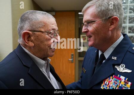 Generalmajor Gregor L. Ferguson (rechts), ehemaliger und 14 Wing Commander der jetzt 137 Special Operations Wing, Will Rogers Air National Guard Base in Oklahoma City, grüßt pensionierten Generalmajor Stanley F.H. Newman, der vierte 137 Wing Commander, bevor Ferguson Ruhestand Zeremonie an Will Rogers Air National Guard Base, Aug 4, 2018. Ferguson zieht sich nach mehr als 36 Jahren Service, von denen 33 an Will Rogers Air National Guard Base serviert wurden, bevor sie zu AFSOC. Stockfoto