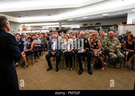 Generalmajor Gregor L. Ferguson, Air National Guard Assistentin der Kommandant, Air Force Special Operations Command (AFSOC), Hurlburt Field, Florida, spricht mit einem Publikum von mehr als 200 während seiner Pensionierung Zeremonie an Will Rogers Air National Guard Base in Oklahoma City, Nov. 4, 2018. Ferguson zieht sich nach mehr als 36 Jahren Service, von denen 33 an Will Rogers Air National Guard Base serviert wurden, bevor sie zu AFSOC. Stockfoto