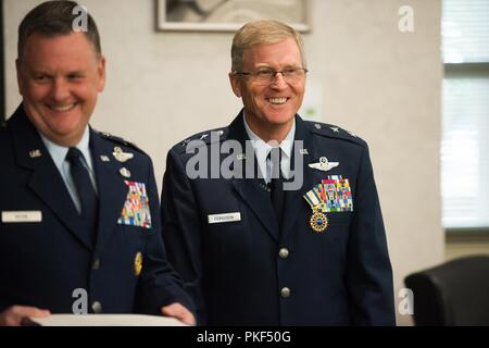 Generalmajor Gregor L. Ferguson (rechts), Air National Guard Assistentin der Kommandant, Air Force Special Operations Command (AFSOC), Hurlburt Field, Florida, Lächeln in die Menge neben Generalleutnant Marshall B. Webb, AFSOC Commander, während Ferguson Ruhestand Zeremonie an Will Rogers Air National Guard Base in Oklahoma City, Nov. 4, 2018. Ferguson zieht sich nach mehr als 36 Jahren Service, von denen 33 an Will Rogers Air National Guard Base serviert wurden, bevor sie zu AFSOC. Stockfoto