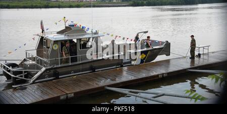 New York Naval Miliz Patrouillenboot LC-350 bereitet das Dock in der Jennings Landung Park in Albany, N.Y. am Dienstag, August 7, 2018 Nach einer Taufe, in dem das neue Schiff in der Flotte der Patrouillenboote Naval Miliz acceped wurde. LC-350 ist ein 35-Fuß lang, Landing Craft stil Boot von Munson, ein Staat Washington gemacht. Das Boot kann 27 Personal führen, drei Tonos von Lieferungen, oder ein kleines Fahrzeug. (U.S. Army National Guard Stockfoto