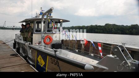 Die Crew der New York Naval Miliz Patrouillenboot LC-350 stehen stramm am Jennings Landung Park in Albany, New York, am Dienstag, 7. August 2018 während einer Taufe, in dem das neue Schiff in der Flotte der Patrouillenboote Naval Miliz acceped wurde. LC-350 ist ein 35-Fuß lang, Landing Craft stil Boot von Munson, ein Staat Washington gemacht. Das Boot kann 27 Personal führen, drei Tonos von Lieferungen, oder ein kleines Fahrzeug. (U.S. Army National Guard Stockfoto