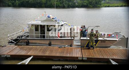 New York Naval Miliz Patrouillenboot LC-350 bereitet das Dock in der Jennings Landung Park in Albany, N.Y. am Dienstag, August 7, 2018 Nach einer Taufe, in dem das neue Schiff in der Flotte der Patrouillenboote Naval Miliz acceped wurde. LC-350 ist ein 35-Fuß lang, Landing Craft stil Boot von Munson, ein Staat Washington gemacht. Das Boot kann 27 Personal führen, drei Tonos von Lieferungen, oder ein kleines Fahrzeug. (U.S. Army National Guard Stockfoto