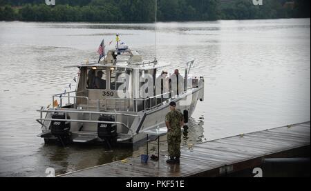 New York Naval Miliz Patrouillenboot LC-350 erhält unterwegs am Jennings Landung Park in Albany, New York, am Dienstag, 7. August 2018 Nach einer Taufe, in dem das neue Schiff in der Flotte der Patrouillenboote Naval Miliz acceped wurde. LC-350 ist ein 35-Fuß lang, Landing Craft stil Boot von Munson, ein Staat Washington gemacht. Das Boot kann 27 Personal führen, drei Tonos von Lieferungen, oder ein kleines Fahrzeug. (U.S. Army National Guard Stockfoto