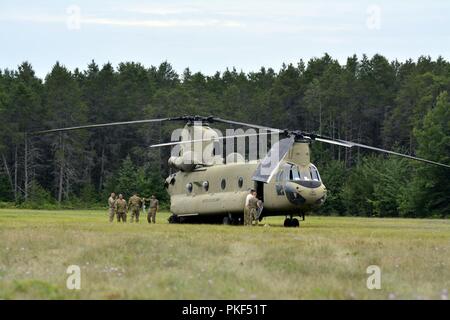 Zwei UH-60 Blackhawk Hubschrauber und zwei CH-47 Chinook Hubschrauber vom 2 Bataillon, 135 Aviation Regiment, Alpha Company, Denver, Colo., eine Betankung Punkt abweichen, nach einem langen Tag der Ausbildung an der Northern Strike 18, Alpena Combat Readiness Training Center, Alpena, Michigan, Aug 6, 2018. Northern Strike18 ist ein National Guard Bureau - geförderte Übung vereint Service Mitglieder aus vielen Staaten, mehrere Filialen und eine Reihe von Koalition Ländern während der ersten drei Wochen im August 2018 im Camp Äsche gemeinsame Manöver Training Center und die alpena Combat Readiness Training Stockfoto