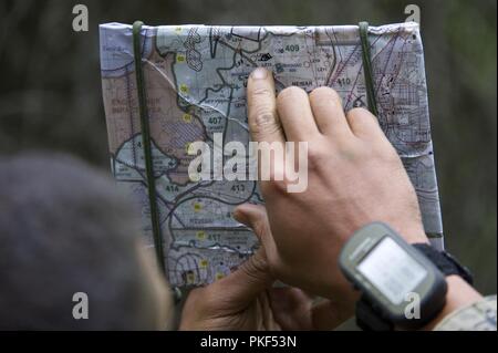 Us Marine Corps Sgt. James Ellis, 3 Truppführer, 3 Bataillon, 23 Marine Regiment, verwendet eine Reihe Karte eine Mission Plan beim Konkurrieren in der 4. Marine Division Super Squad Wettbewerb im Joint Base Elmendorf-Richardson, Alaska, Aug 4, 2018 zu koordinieren. Während des Wettbewerbs, Gruppen von 1. und 3 Bataillonen, 23 Marine Regiment und 1 Bataillon, 24 Marine Regiment, übte ihre technischen und taktischen Fertigkeiten durch konkurrierende in Veranstaltungen, offensive/defensive Operationen hervorgehoben, patrouillieren Techniken, die Bekämpfung der Treffsicherheit, körperliche Ausdauer und kleinen un Stockfoto