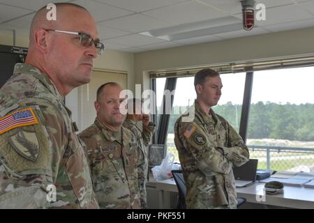 Command Sgt. Maj. Ted L. Copeland, Senior Advisor angeworben, U.S. Army Reserve Command, beobachtet, Training auf der Strecke während Ein Besuch vor Ort Task Force Ultimate, Betrieb Cold Steel II, durch die US-Armee die zivilen Angelegenheiten und psychologische Operations Command (Airborne), Aug 6, 2018: Joint Base Mc Guire-Dix - Lakehurst, N.J. gehostet Betrieb Cold Steel ist der US-Armee finden Crew - Serviert Waffen Qualifizierung und Validierung ausüben, um sicherzustellen, dass America's Army Reserve Einheiten und Soldaten ausgebildet sind und bereit, kurzfristig als Teil bereit, Kraft X zu implementieren und zu bekämpfen - bereit und tödlichen Feuerkraft bringen Stockfoto