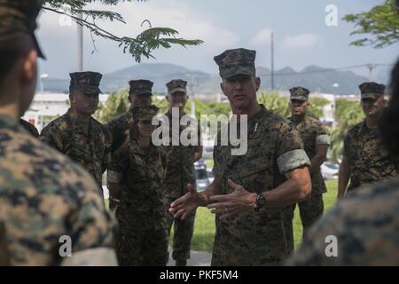 Generalleutnant Eric Smith, III Marine Expeditionary Force kommandierender General, spricht mit 31 Marine Expeditionary Unit Marinesoldaten und Matrosen, die während eines Besuchs auf der 31 MEU im Camp Hansen, Okinawa, Japan, August 8, 2018. Smith besuchten die 31 MEU Marinesoldaten und Matrosen vor einer bevorstehenden Patrouille zu erfüllen. Die 31. MEU, das Marine Corps' nur kontinuierlich vorwärts - bereitgestellt MEU, bietet eine flexible Kraft bereit, ein breites Spektrum an militärischen Operationen in der gesamten indopazifischen Region durchzuführen. Stockfoto