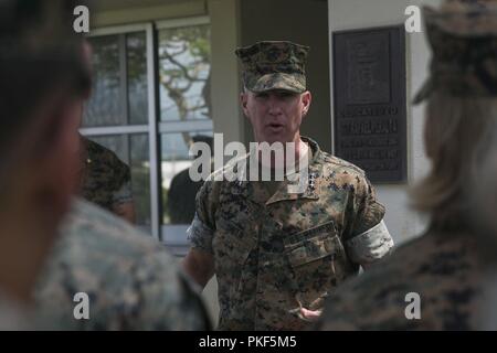 Generalleutnant Eric Smith, III Marine Expeditionary Force kommandierender General, beantwortet Fragen, die während eines Besuchs auf der 31 Marine Expeditionary Unit im Camp Hansen, Okinawa, Japan, August 8, 2018. Smith besuchten die 31 MEU Marinesoldaten und Matrosen vor einer bevorstehenden Patrouille zu erfüllen. Die 31. MEU, das Marine Corps' nur kontinuierlich vorwärts - bereitgestellt MEU, bietet eine flexible Kraft bereit, ein breites Spektrum an militärischen Operationen in der gesamten indopazifischen Region durchzuführen. Stockfoto