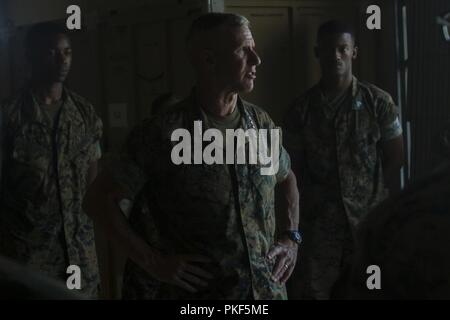 Generalleutnant Eric Smith, Kommandierender General des III Marine Expeditionary Force, spricht mit Marines der Bekämpfung der Logistik Bataillon 31, bei einem Besuch in der 31. MEU im Camp Hansen, Okinawa, Japan, August 8, 2018. Smith besuchten die 31 MEU command post Marinesoldaten und Matrosen zu vor einer bevorstehenden Patrol erfüllen. Die 31. MEU, das Marine Corps' nur kontinuierlich vorwärts - bereitgestellt MEU, bietet eine flexible Kraft bereit, ein breites Spektrum an militärischen Operationen in der gesamten indopazifischen Region durchzuführen. Stockfoto