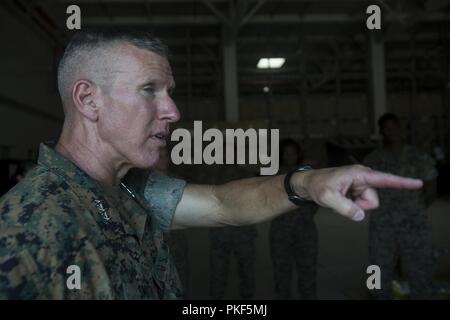 Generalleutnant Eric Smith, Kommandierender General des III Marine Expeditionary Force, spricht mit Marines der Bekämpfung der Logistik Bataillon 31, bei einem Besuch in der 31. MEU im Camp Hansen, Okinawa, Japan, August 8, 2018. Smith besuchten die 31 MEU command post Marinesoldaten und Matrosen zu vor einer bevorstehenden Patrol erfüllen. Die 31. MEU, das Marine Corps' nur kontinuierlich vorwärts - bereitgestellt MEU, bietet eine flexible Kraft bereit, ein breites Spektrum an militärischen Operationen in der gesamten indopazifischen Region durchzuführen. Stockfoto