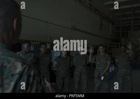 Generalleutnant Eric Smith, Kommandierender General des III Marine Expeditionary Force, spricht mit Marines der Bekämpfung der Logistik Bataillon 31, bei einem Besuch in der 31. MEU im Camp Hansen, Okinawa, Japan, August 8, 2018. Smith besuchten die 31 MEU command post Marinesoldaten und Matrosen zu vor einer bevorstehenden Patrol erfüllen. Die 31. MEU, das Marine Corps' nur kontinuierlich vorwärts - bereitgestellt MEU, bietet eine flexible Kraft bereit, ein breites Spektrum an militärischen Operationen in der gesamten indopazifischen Region durchzuführen. Stockfoto