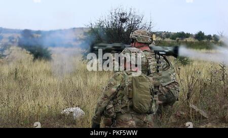 KRIVOLAK, Republik Mazedonien - Kavallerie Pfadfinder 1. Lt Daniel D. Groleau (links) und Sgt. Guy A. Rouelle (Brennen) mit der 3. Staffel, 61st Cavalry Regiment, 1. Brigade, 4 Infanterie Division, Feuer eine AT-4 Rakete während einer Tabelle VI Crew Qualification am Krivolak Training Bereich in der Republik Mazedonien während Staff Sgt. Sebastian G. Saldivar (rechts) mit der 79th Infantry Brigade Combat Team, Kalifornien Nationalgarde, wertet, August 3. Stockfoto