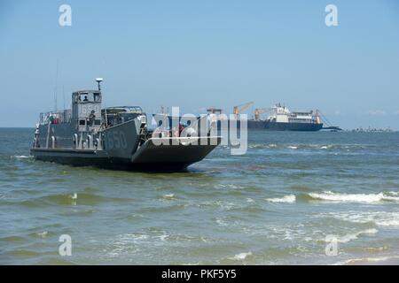 VIRGINIA BEACH, Virginia (Juli 26, 2018) ein Angriff Craft Unit (ACU) 2 Landing Craft Utility (LCU) 1600 beginnt die Senkung der Bug Rampe, um die US-Armee Fahrzeuge nach erstechen Utah Beach während der Trident Sun 18 Übung onboard Gemeinsame Expeditionary Base Little Creek - Fort Story zu verlagern. Trident Sun18 ist eine maritime Vorpositionierung Kraft (MPF) beabsichtigt die Ausbildung zu Personal in Bezug auf die im Stream Offload für militärische Fahrzeuge und Geräte zur Verfügung zu stellen. Stockfoto