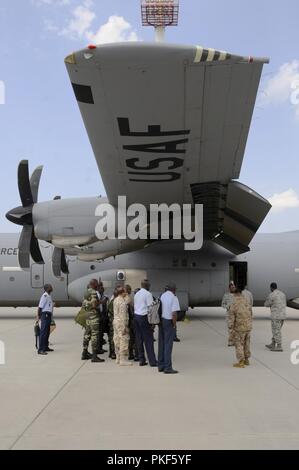 Teilnehmer aus sieben verschiedenen afrikanischen Partnerstaaten und US-Mitgliedern eine Tour von einer US-amerikanischen C-130 Flugzeuge während Afrikanische Partnerschaft Flug gegeben, bewirtet durch US-Kräfte in Afrika und Co - von Mauretanien und Senegal an der Air Base Ramstein, Deutschland, Aug 7, 2018 gehostet wird. Die APF-Programm ist Luftwaffen in Afrika's Premier Sicherheit Programm für die Zusammenarbeit mit afrikanischen Partnerstaaten zu professionellen militärischen Luftfahrt Kenntnisse und Fähigkeiten zu verbessern. Stockfoto