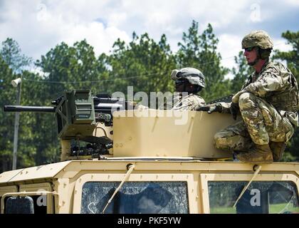 Us-Armee Soldaten die Teilnahme an der 31B (Militärpolizei) re-Klassifizierung-Feuer der MK 19 automatische granatwerfer an McCrady Training Center, der Eastover, South Carolina, 5. August 2018. Der Kurs, der von der vierten Bataillon, 218 Regiment (Führung), South Carolina National Guard, lernen die Teilnehmer die Fähigkeiten, die benötigt werden, um eine militärische Polizei Soldat zu werden. Stockfoto